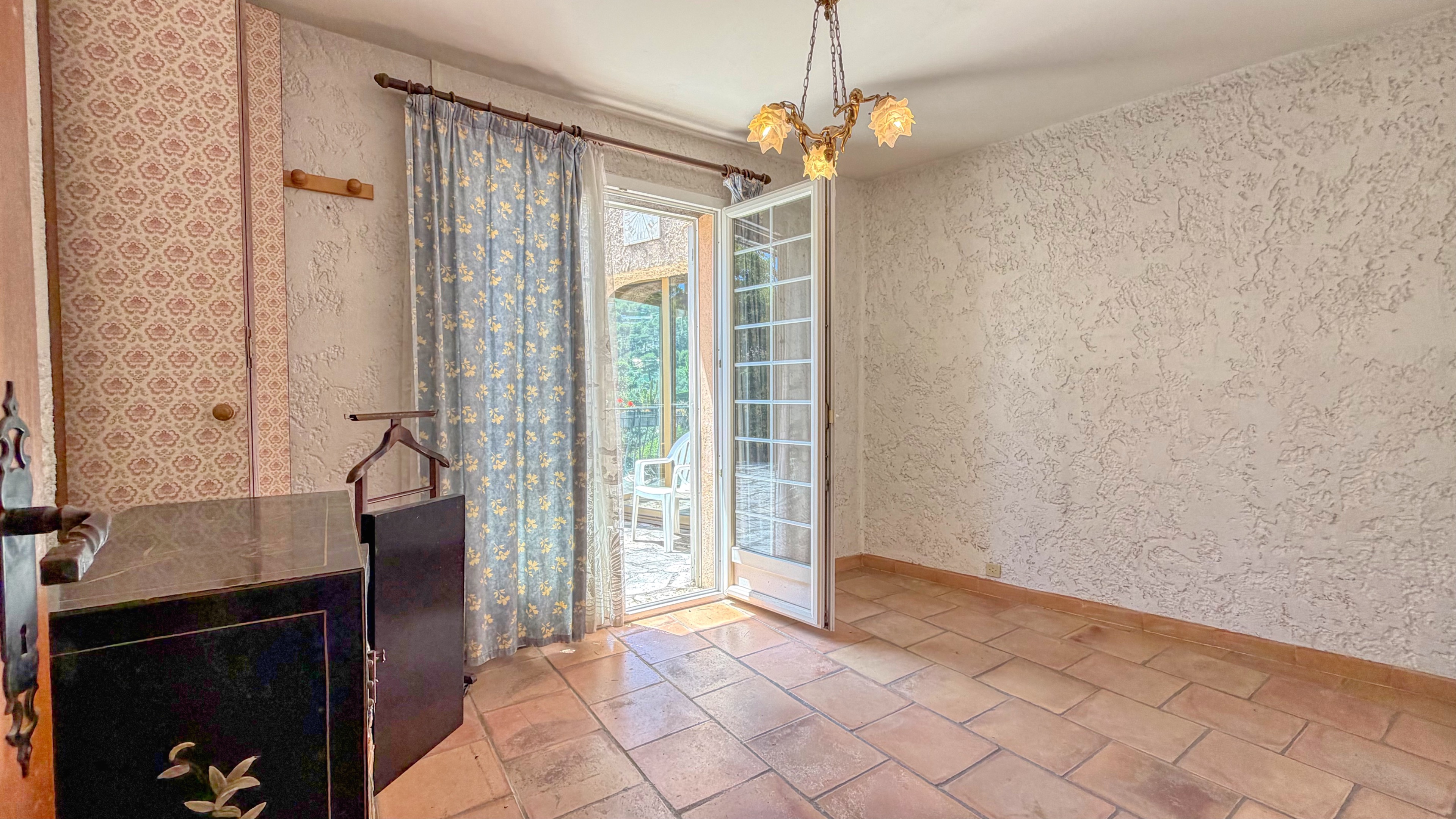 Maison à fort potentiel avec 4 chambres, grand sous-sol et piscine – À découvrir à La Turbie 17
