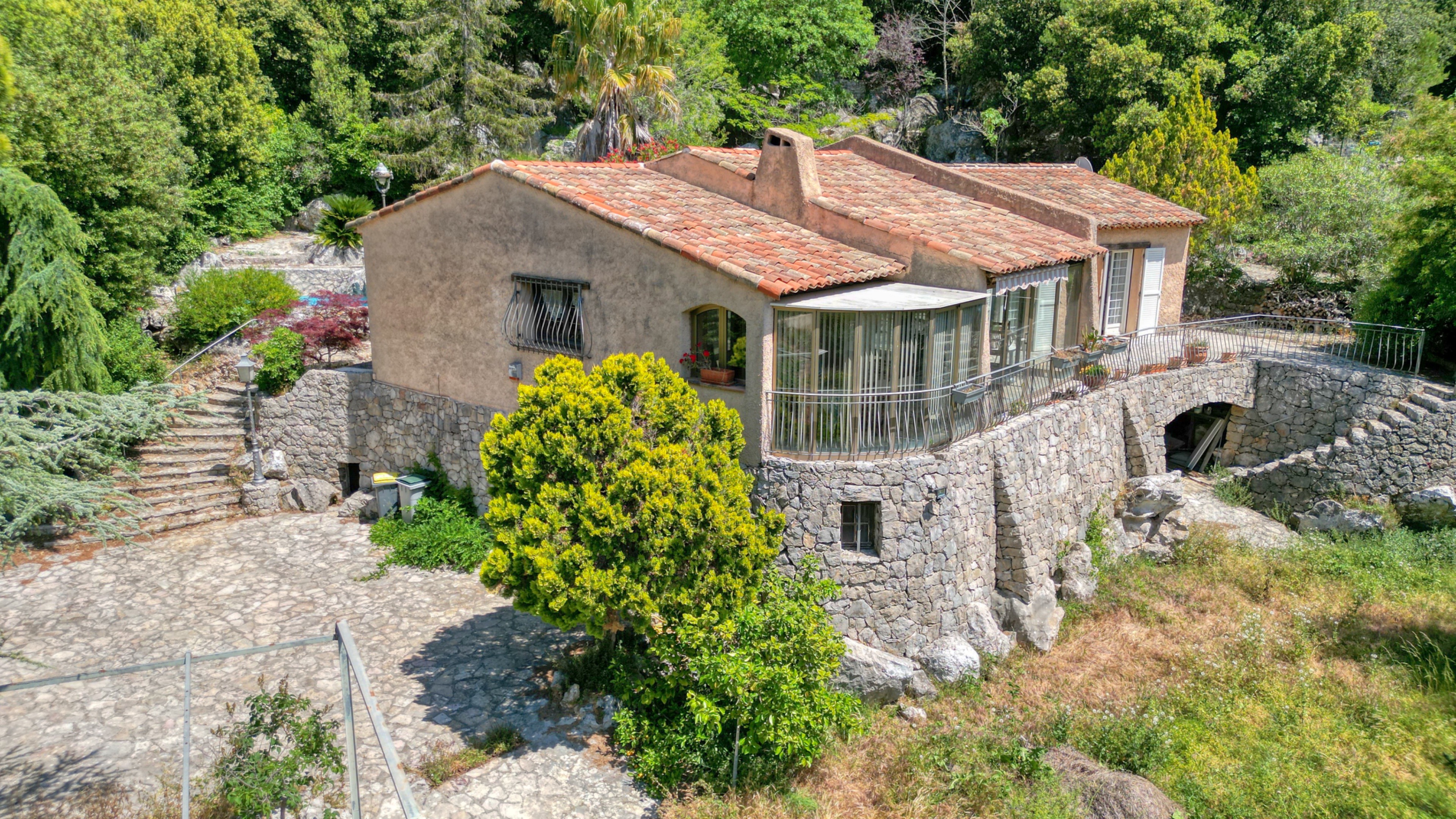Maison à fort potentiel avec 4 chambres, grand sous-sol et piscine – À découvrir à La Turbie 6