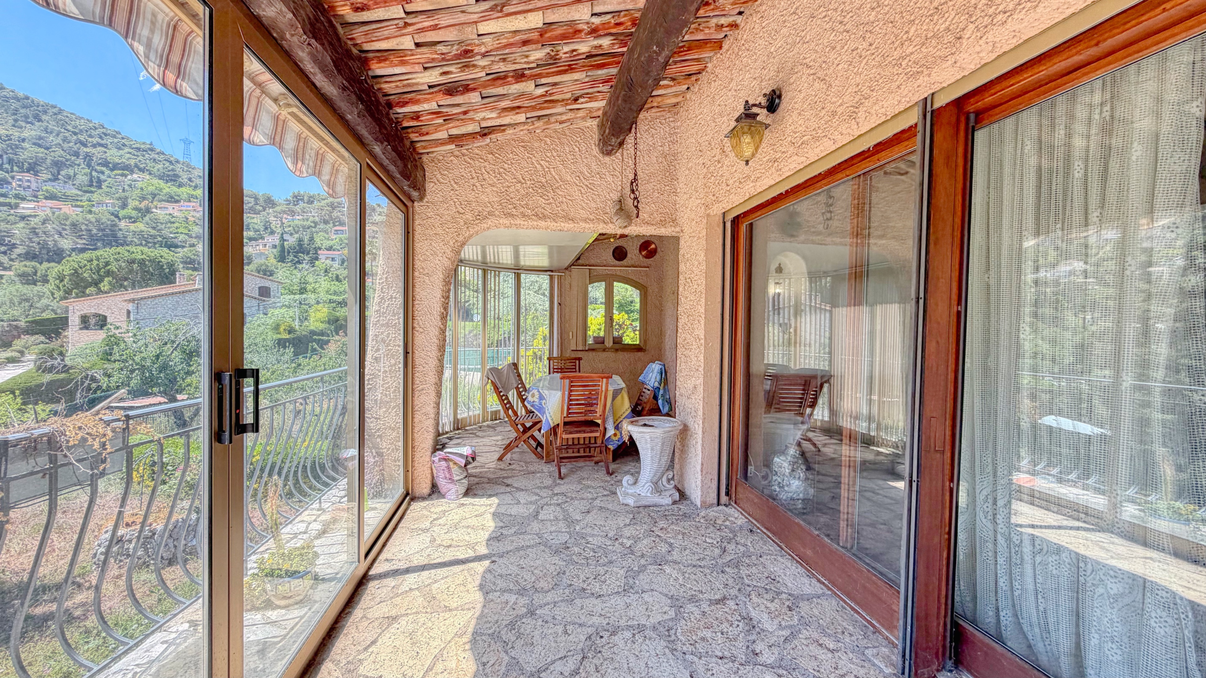 Maison à fort potentiel avec 4 chambres, grand sous-sol et piscine – À découvrir à La Turbie 12