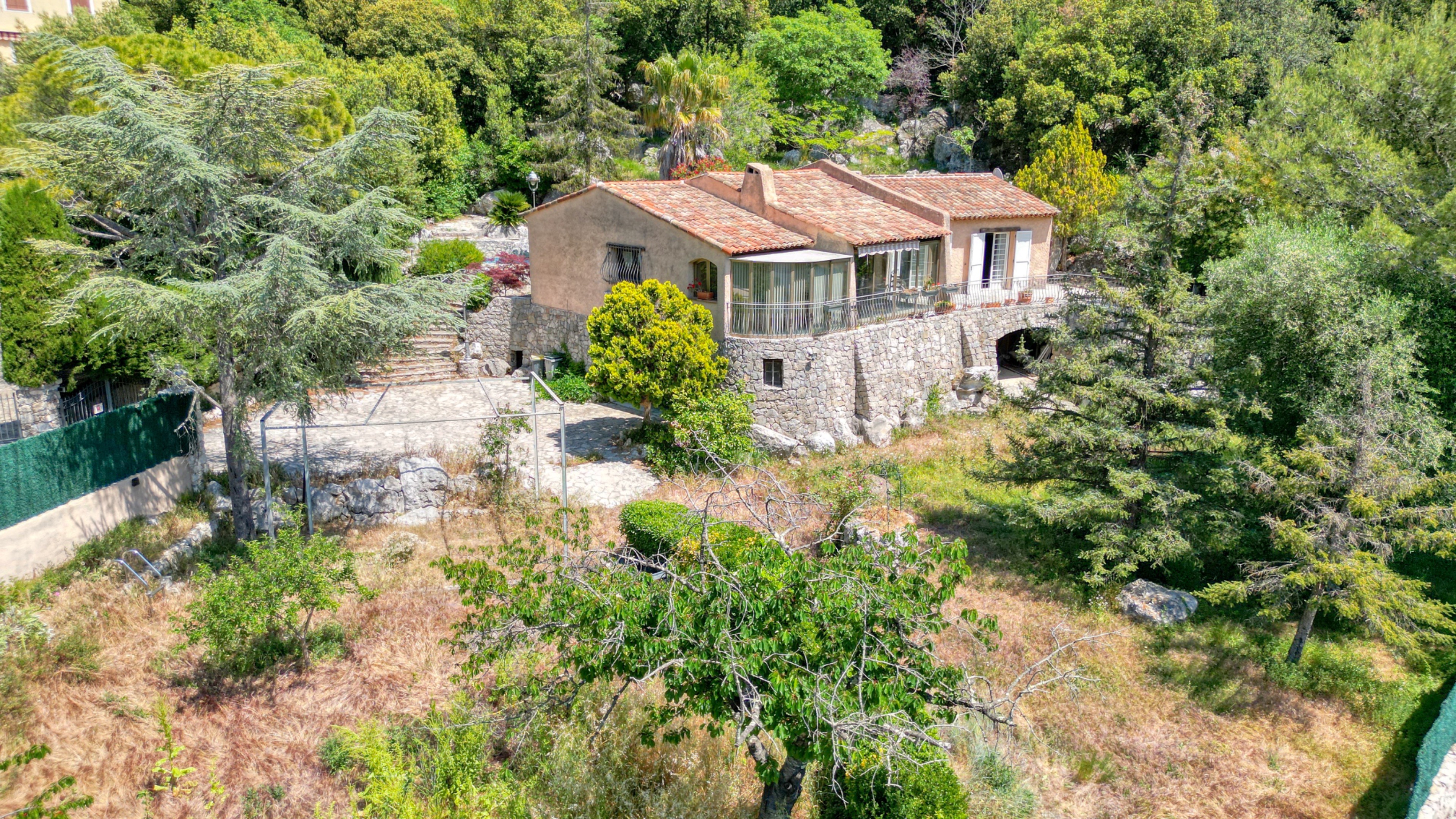 Maison à fort potentiel avec 4 chambres, grand sous-sol et piscine – À découvrir à La Turbie 1