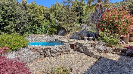 Maison à fort potentiel avec 4 chambres, grand sous-sol et piscine – À découvrir à La Turbie 22