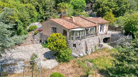 Maison à fort potentiel avec 4 chambres, grand sous-sol et piscine – À découvrir à La Turbie 2