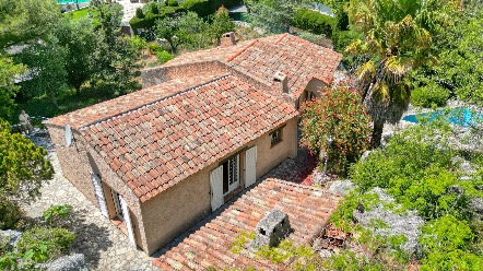Maison à fort potentiel avec 4 chambres, grand sous-sol et piscine – À découvrir à La Turbie 4
