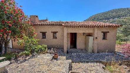 Maison à fort potentiel avec 4 chambres, grand sous-sol et piscine – À découvrir à La Turbie 21