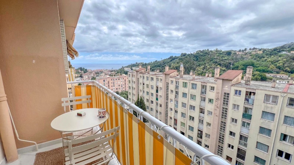 Appartement 3 pièces entièrement rénové avec terrasse, balcon et vue dégagée sur les montagnes – Menton