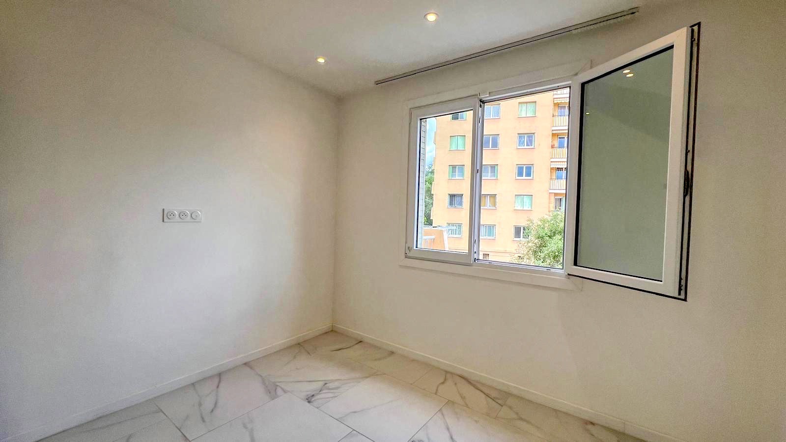 Appartement 3 pièces entièrement rénové avec terrasse, balcon et vue dégagée sur les montagnes – Menton 9