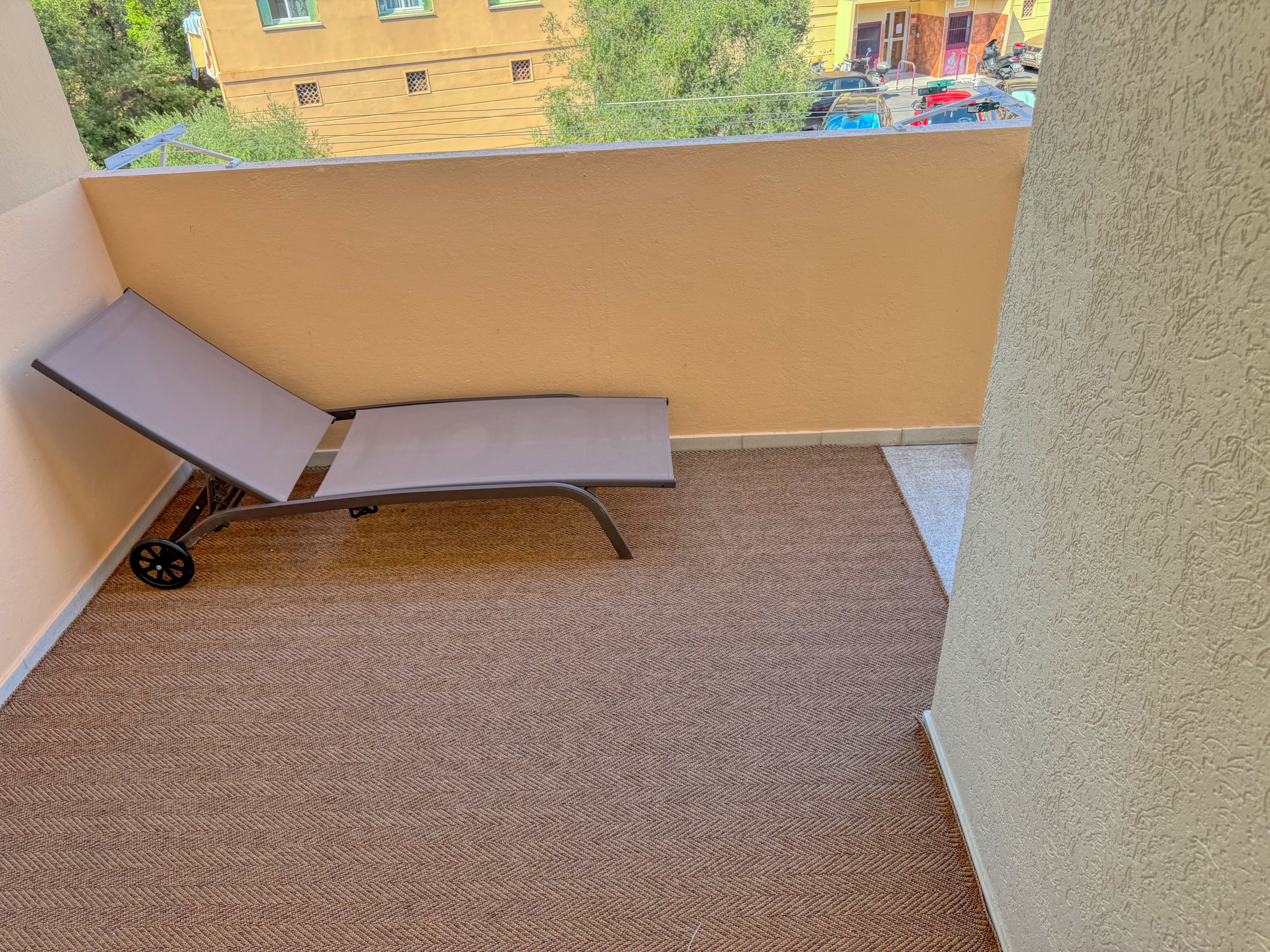 Appartement 3 pièces entièrement rénové avec terrasse, balcon et vue dégagée sur les montagnes – Menton 3