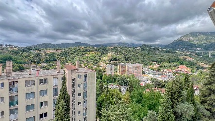 Appartement 3 pièces entièrement rénové avec terrasse, balcon et vue dégagée sur les montagnes – Menton 2