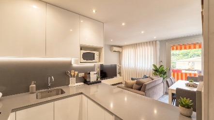 Menton – 2 pièces rénové avec balcon, vue dégagée sur les montagnes et aperçu mer, parking et cave 2