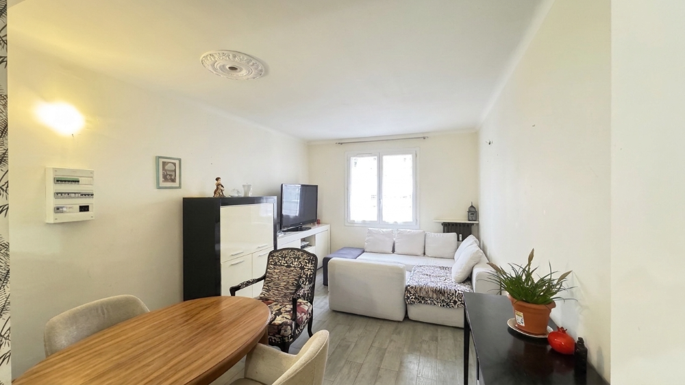 Menton – 2 Pièces Rénové de 47 m² avec Stationnement | Potentiel 3 Pièces